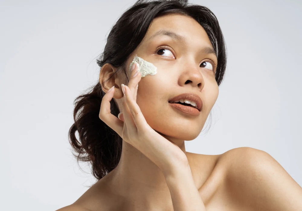 Akşam serum ve nemlendirici uygulayan kişi